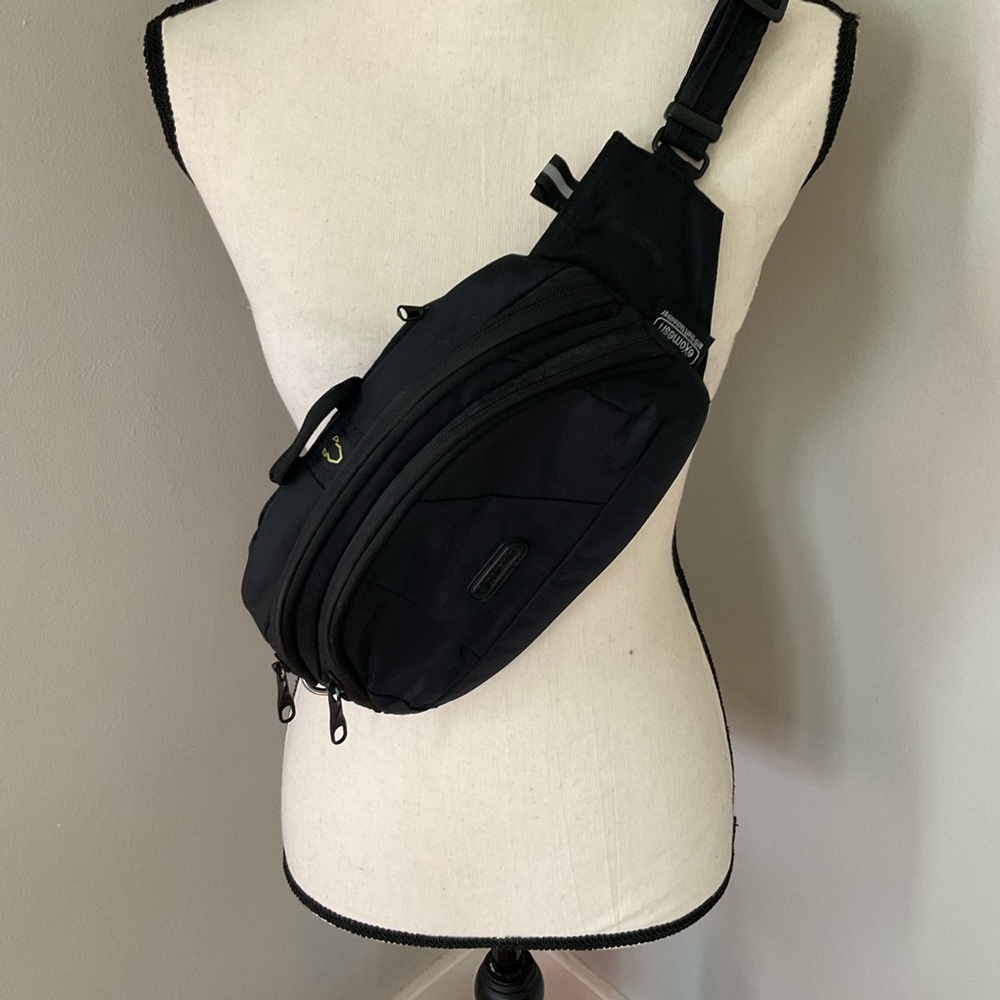 Pacsafe Stashsafe 200 Hip Pack Anti-Theft Crossbody w/ RFID security, black, EUC